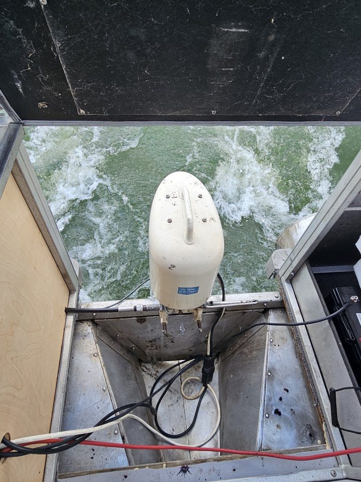 Ray electric outboard installed and operating on a pontoon boat